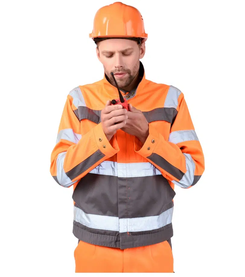 homme qui porte des vêtements haute visibilité
